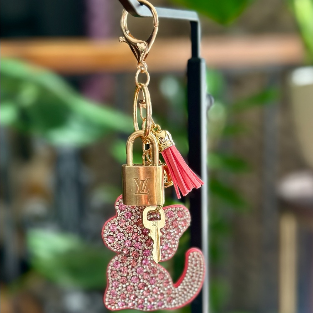 Louis Vuitton Lock Key 321 w unbranded Pink Crystal Cat & Box Gift Ready - Picture 4 of 4